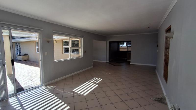 4 Bedroom Property for Sale in Flamingo Vlei Western Cape